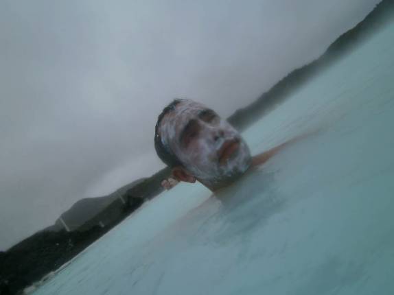 Dia gelado e água quentinha na Blue Lagoon, na região de Reykjavik, capital da Islândia